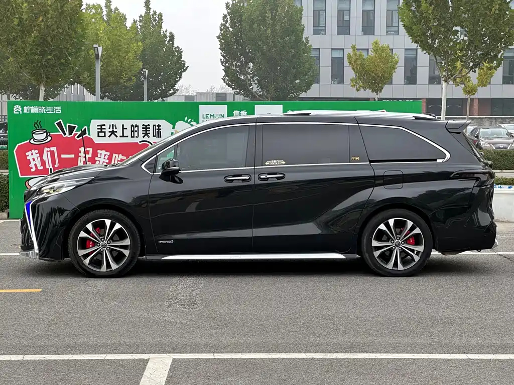 TOYOTA GRANVIA 2023