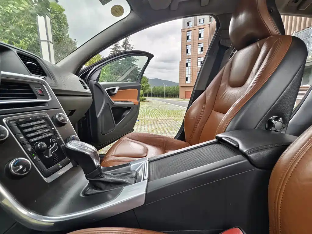 VOLVO V60 2013