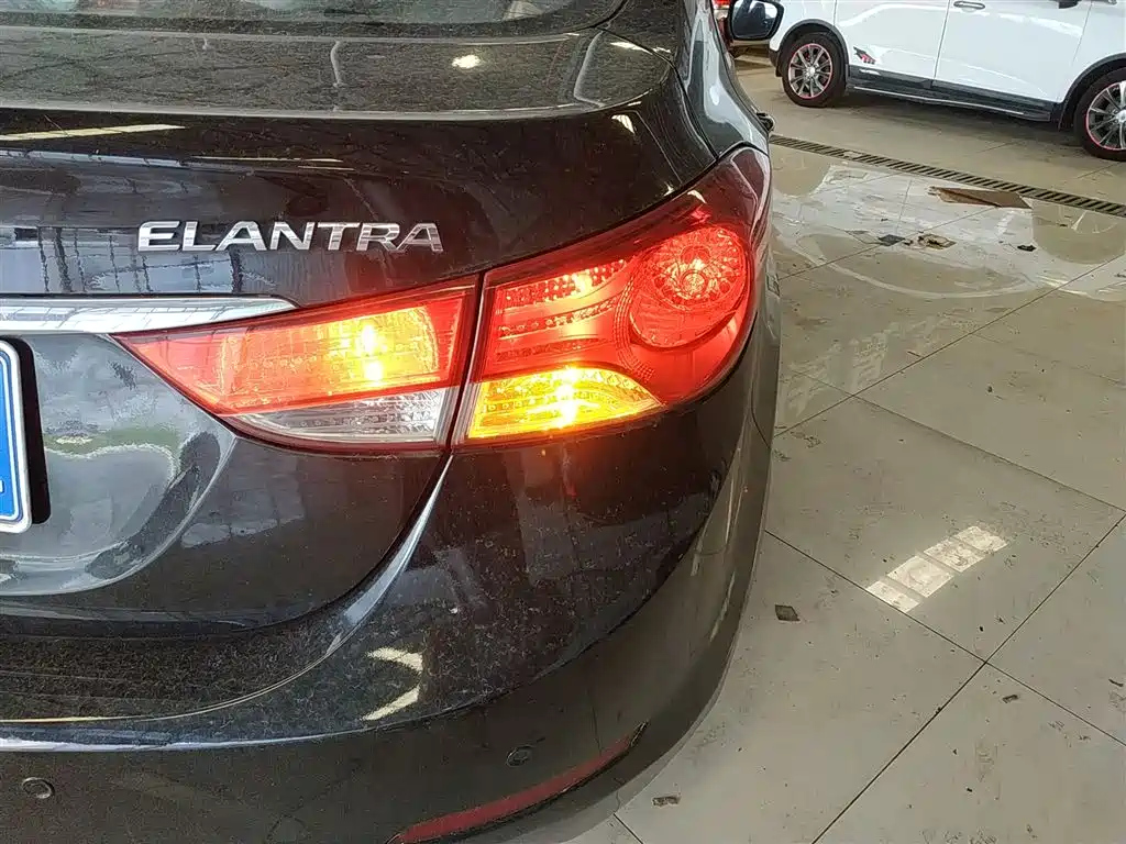 HYUNDAI ELANTRA 2012