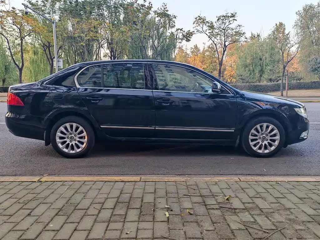 SKODA SUPERB 2012