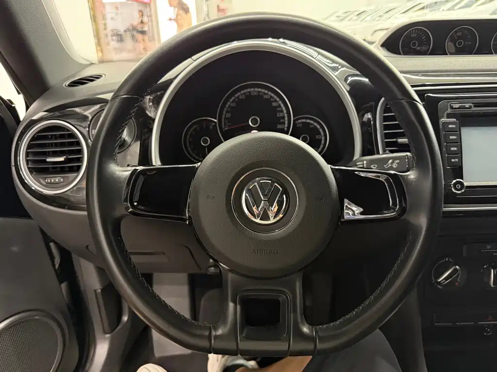 VOLKSWAGEN BEETLE 2014