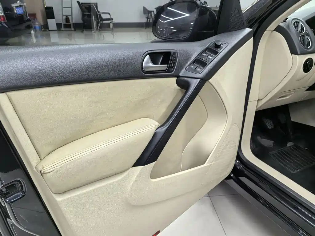 VOLKSWAGEN TIGUAN 2012
