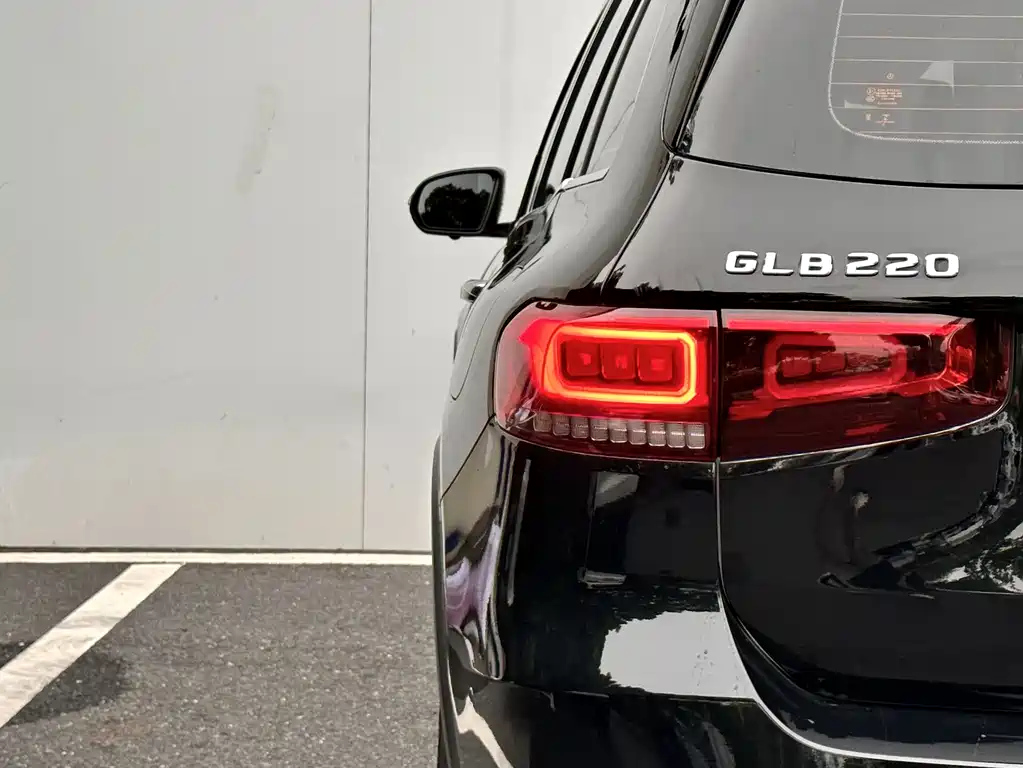 MERCEDES BENZ GLB 2023