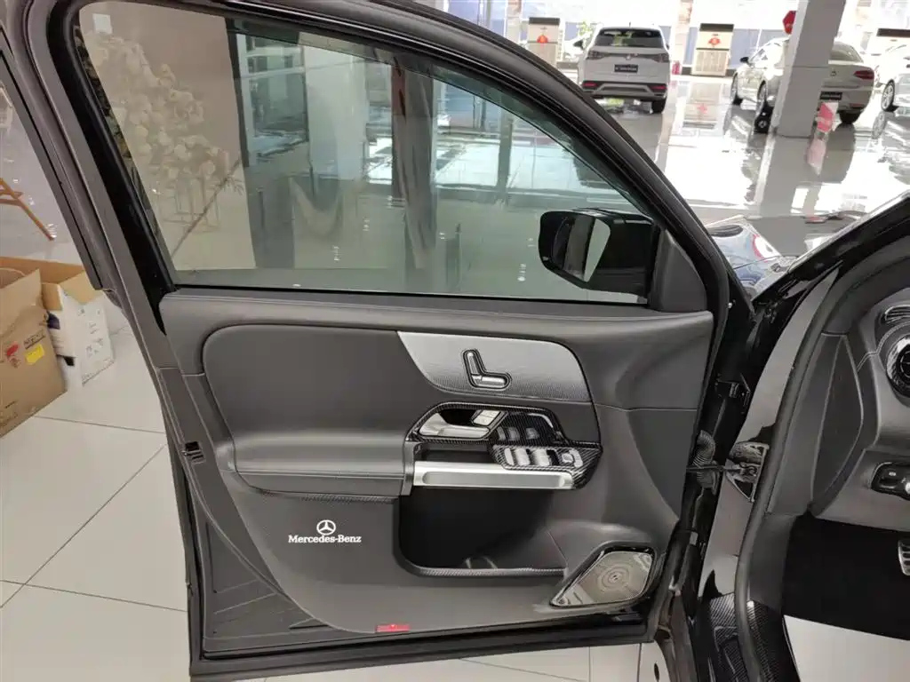 MERCEDES BENZ GLB 2023