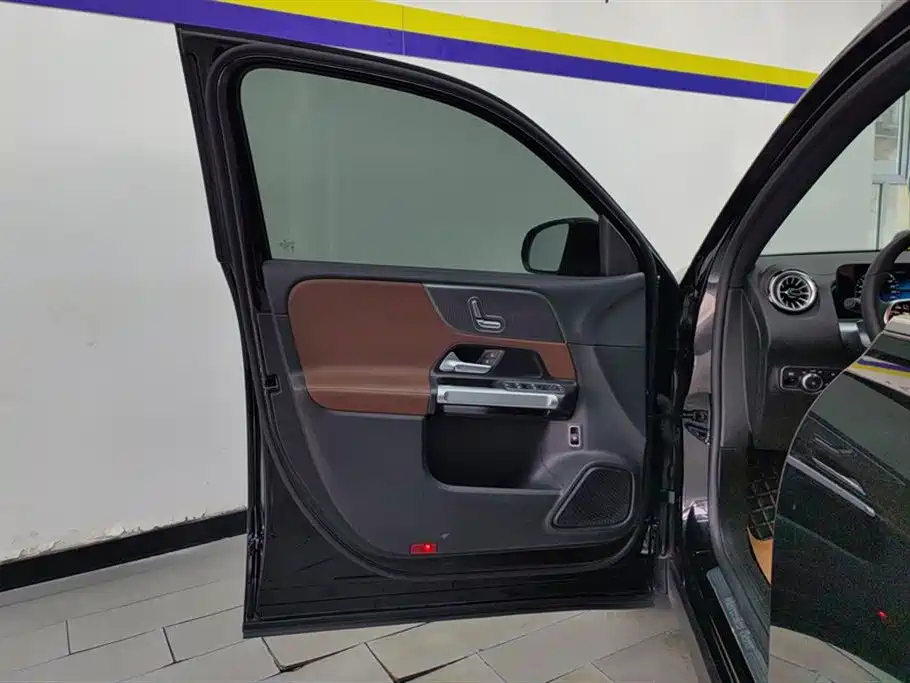 MERCEDES BENZ GLB 2023