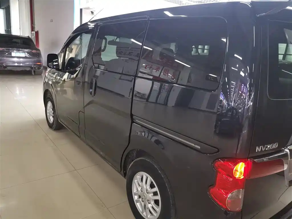 NISSAN NV200 2019