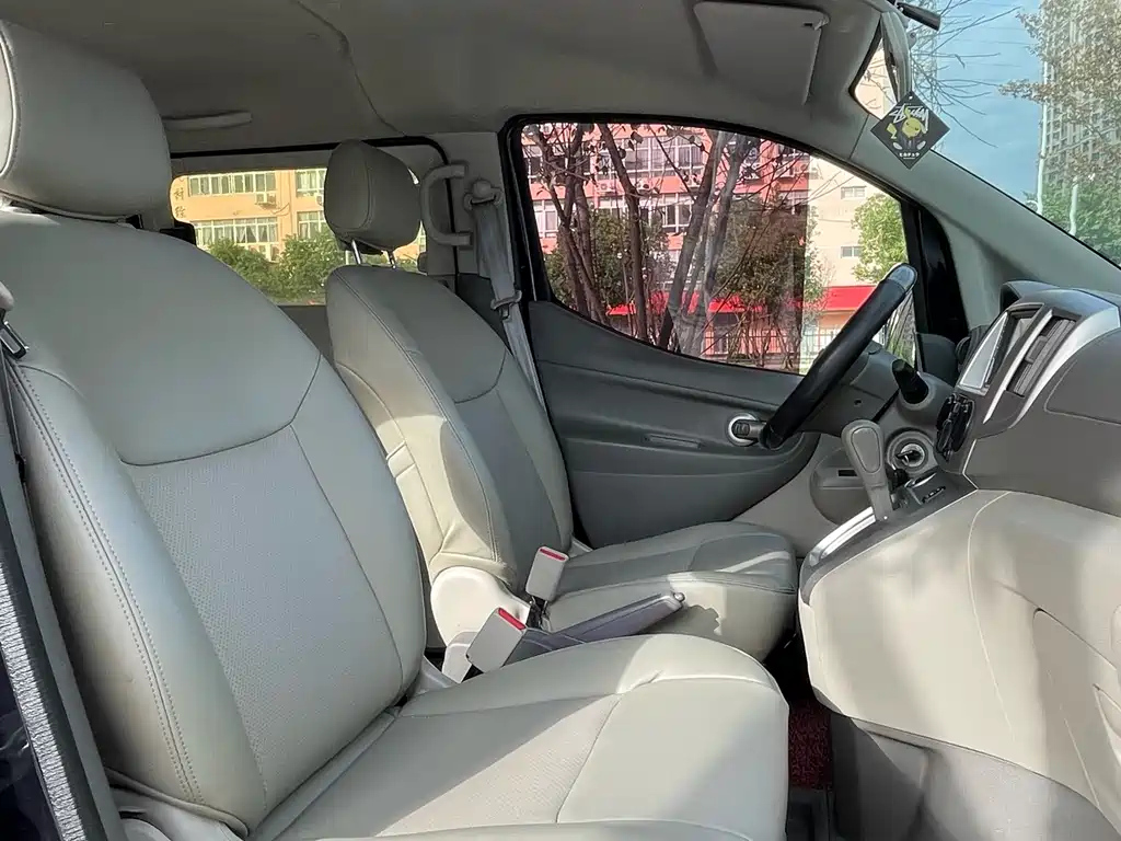 NISSAN NV200 2018