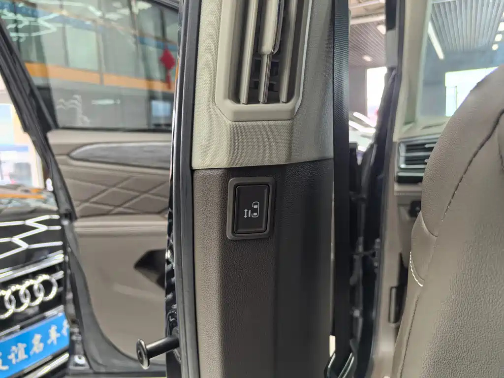 VOLKSWAGEN VILORAN 2023