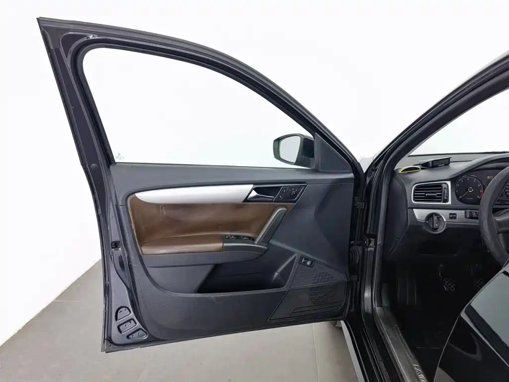 VOLKSWAGEN LAVIDA 2013