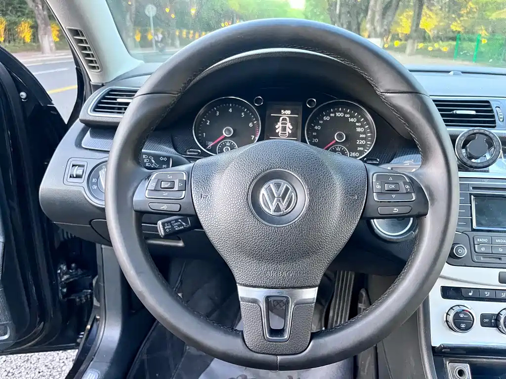 VOLKSWAGEN MAGOTAN 2012