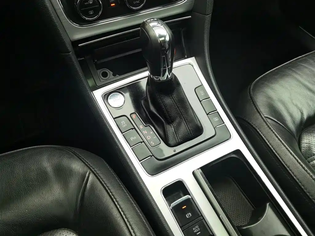 VOLKSWAGEN PASSAT 2015