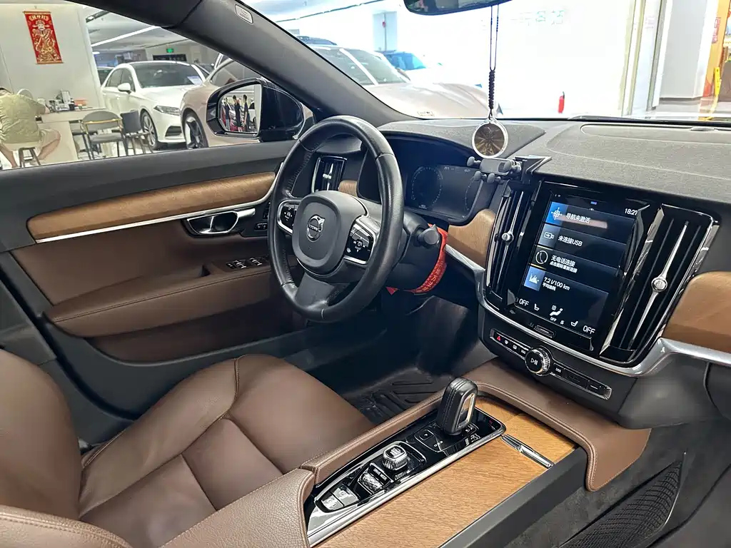 VOLVO S90 2021