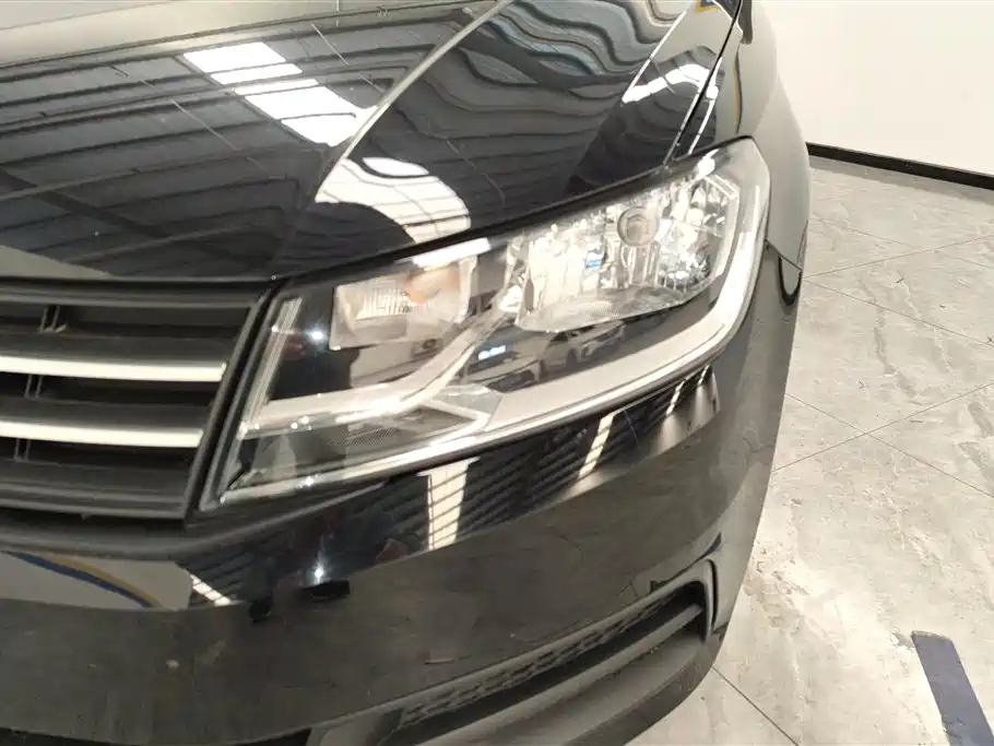 VOLKSWAGEN SANTANA 2019