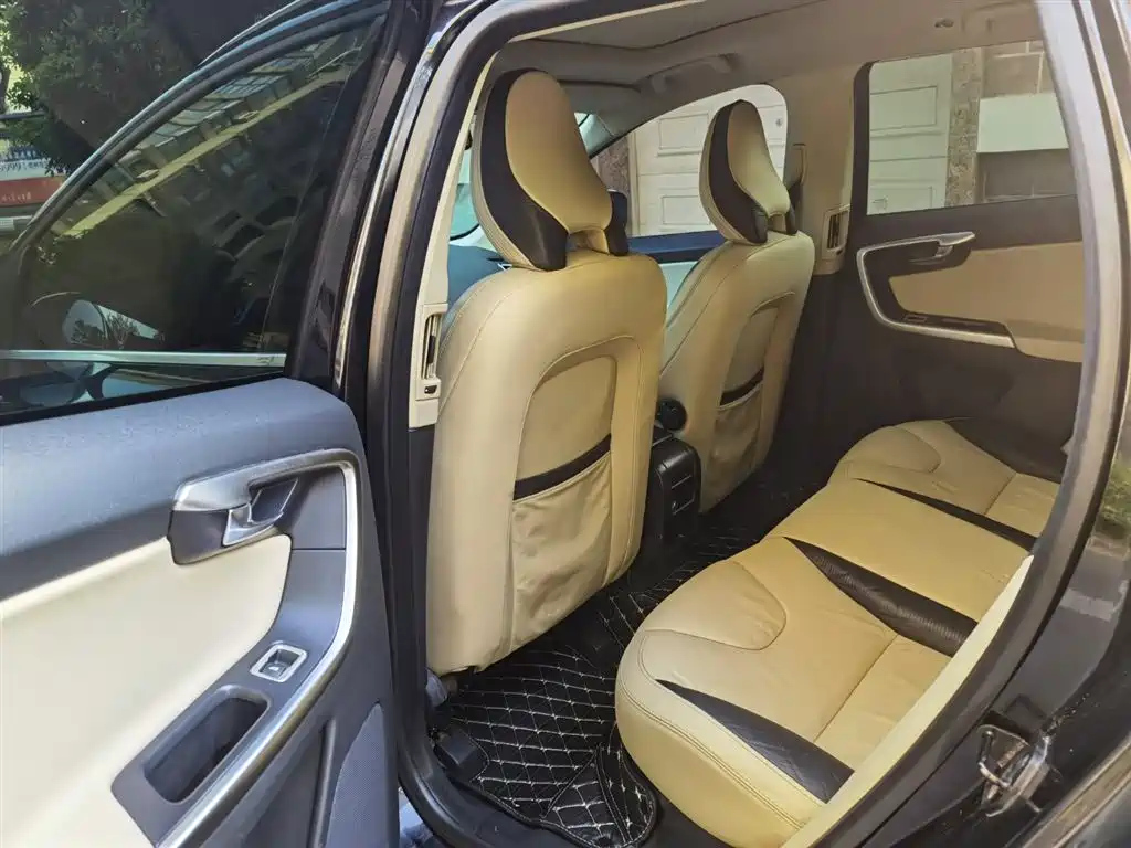 VOLVO XC60 IMPORT 2011