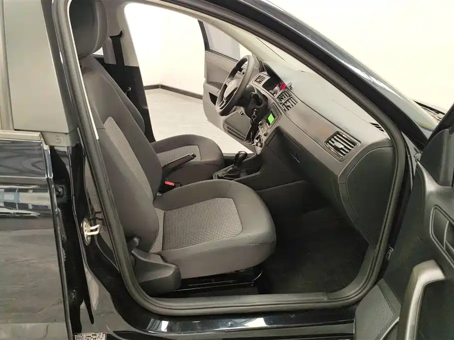 VOLKSWAGEN SANTANA 2019