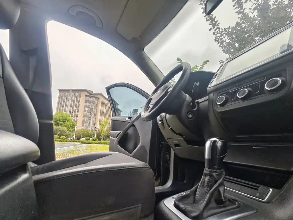 VOLKSWAGEN TIGUAN 2015