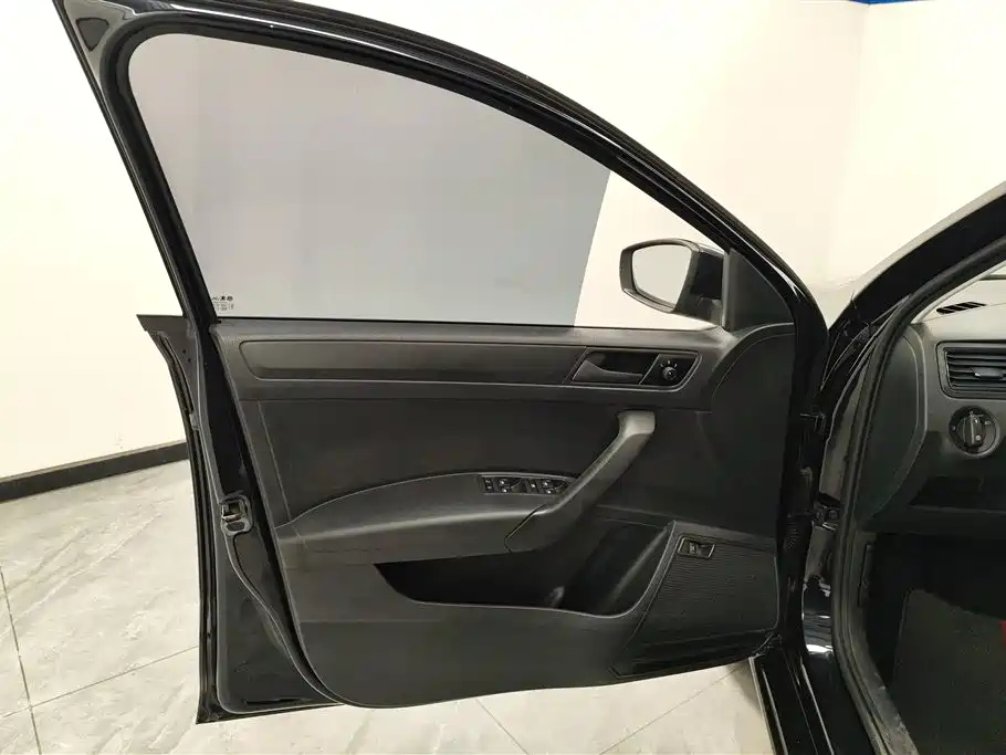 VOLKSWAGEN SANTANA 2019