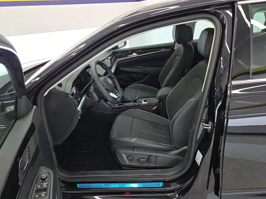 VOLKSWAGEN PASSAT 2024