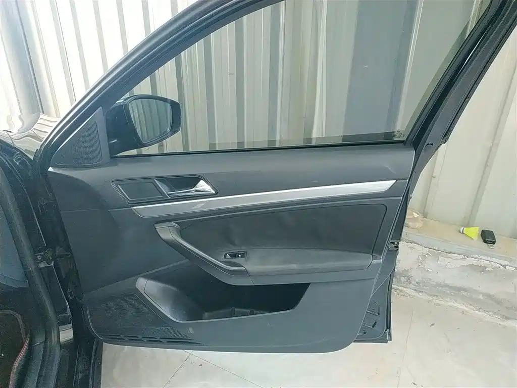 VOLKSWAGEN LAVIDA 2015