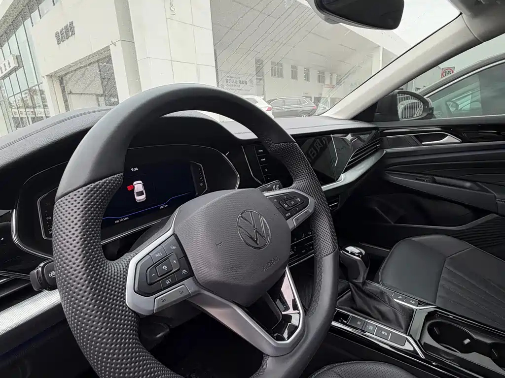 VOLKSWAGEN PASSAT 2024