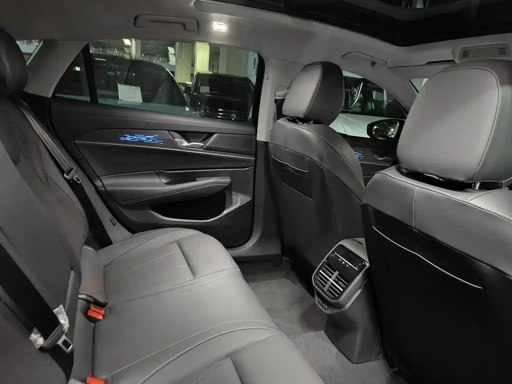 VOLKSWAGEN PASSAT 2025