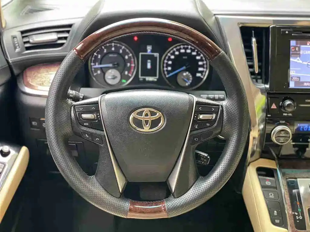 TOYOTA ALPHARD 2015