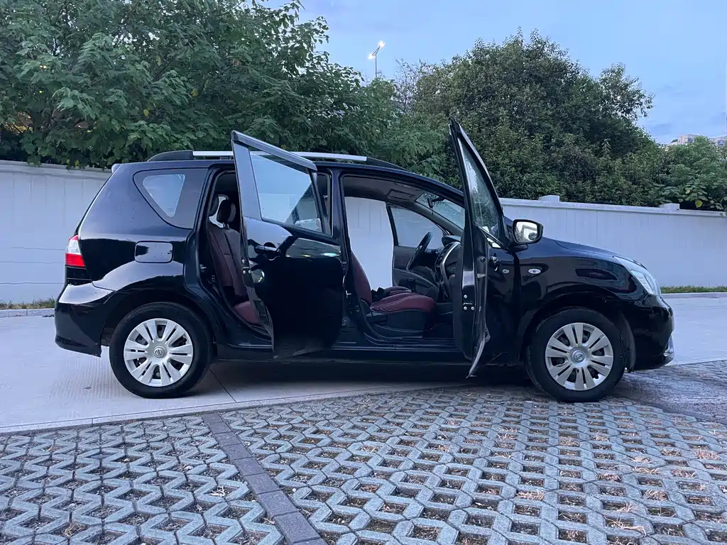 NISSAN LIVINA 2013