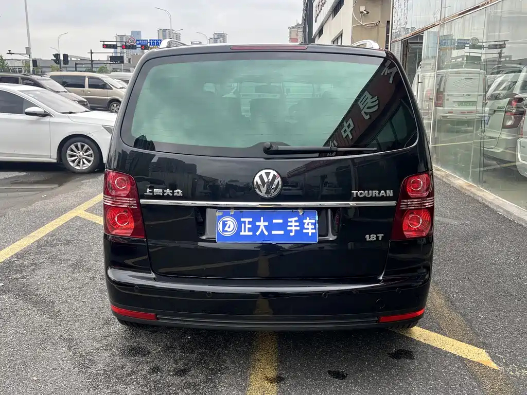 VOLKSWAGEN TOURAN 2010