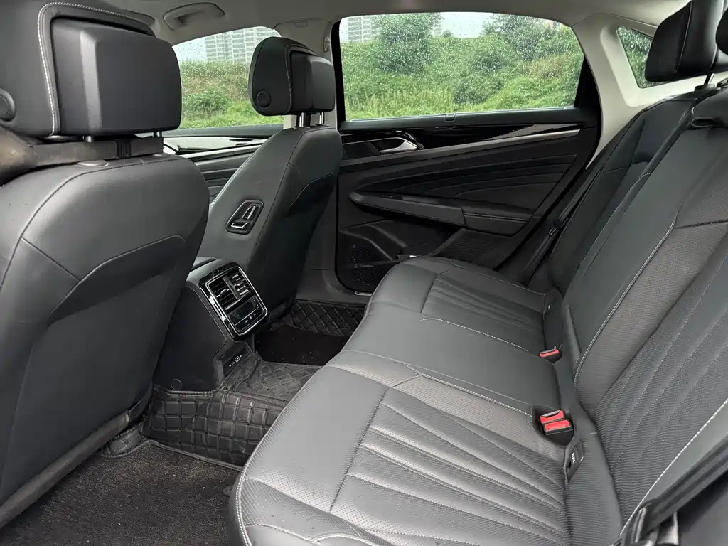 VOLKSWAGEN PASSAT 2024