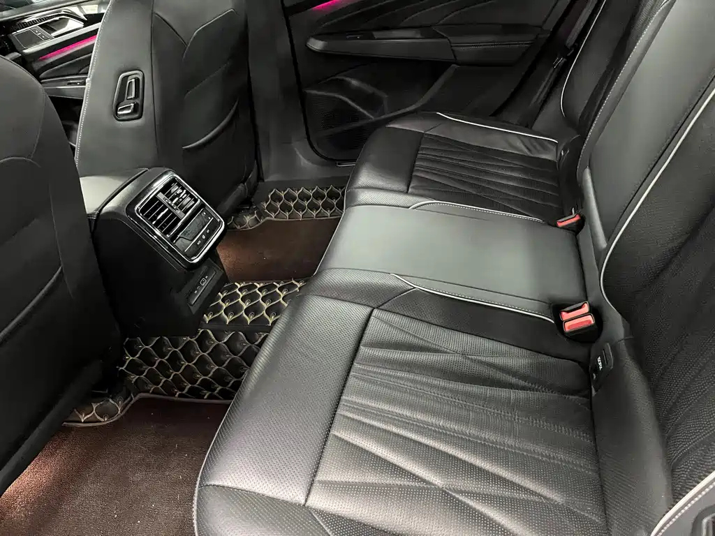 VOLKSWAGEN PASSAT 2023