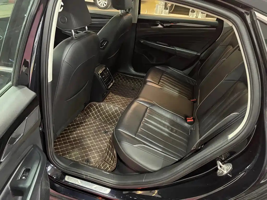 VOLKSWAGEN PASSAT 2024