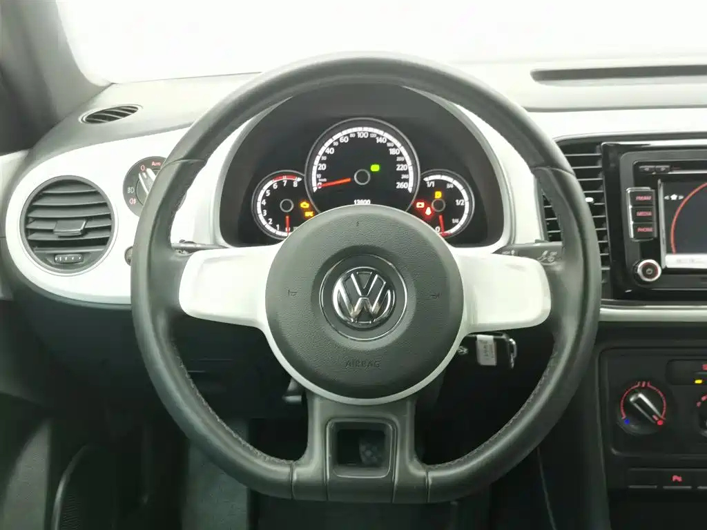 VOLKSWAGEN BEETLE 2014