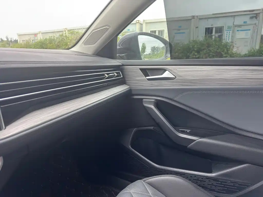VOLKSWAGEN SAGITAR 2024