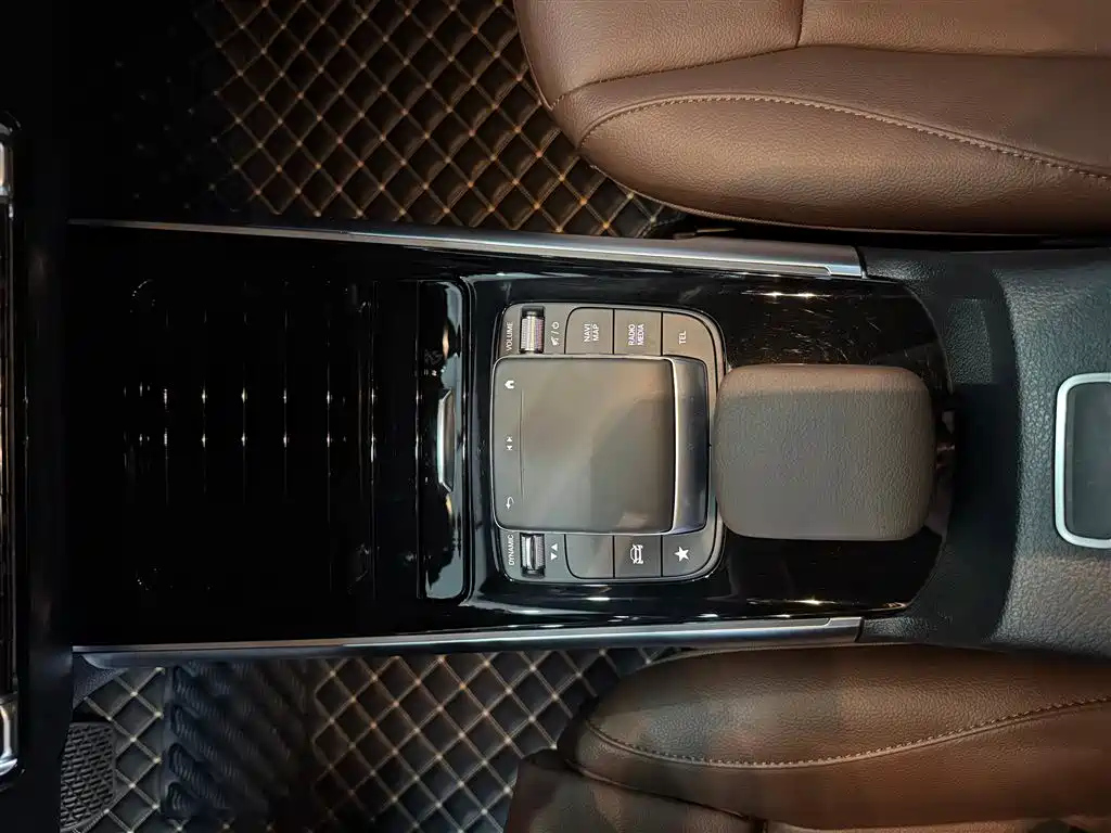 MERCEDES BENZ GLB 2023
