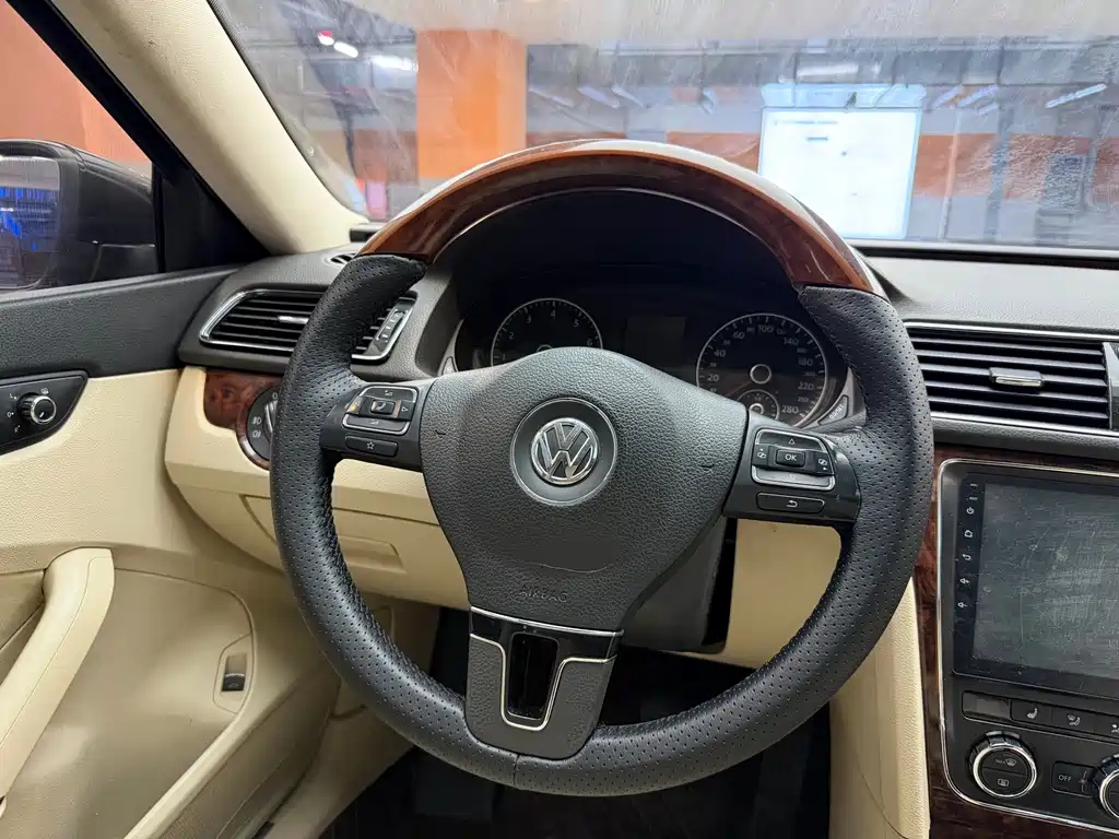 VOLKSWAGEN PASSAT 2013