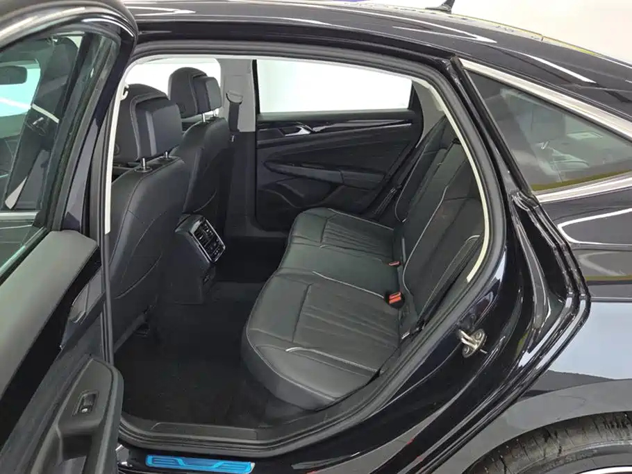 VOLKSWAGEN PASSAT 2024
