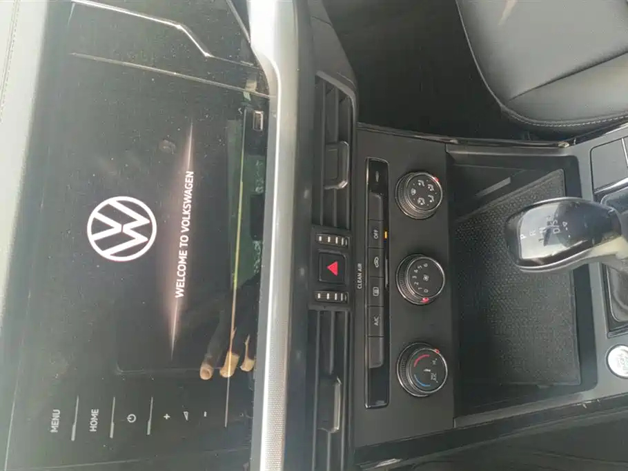 VOLKSWAGEN PASSAT 2024