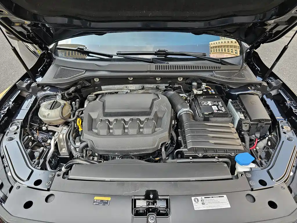 VOLKSWAGEN PASSAT 2024