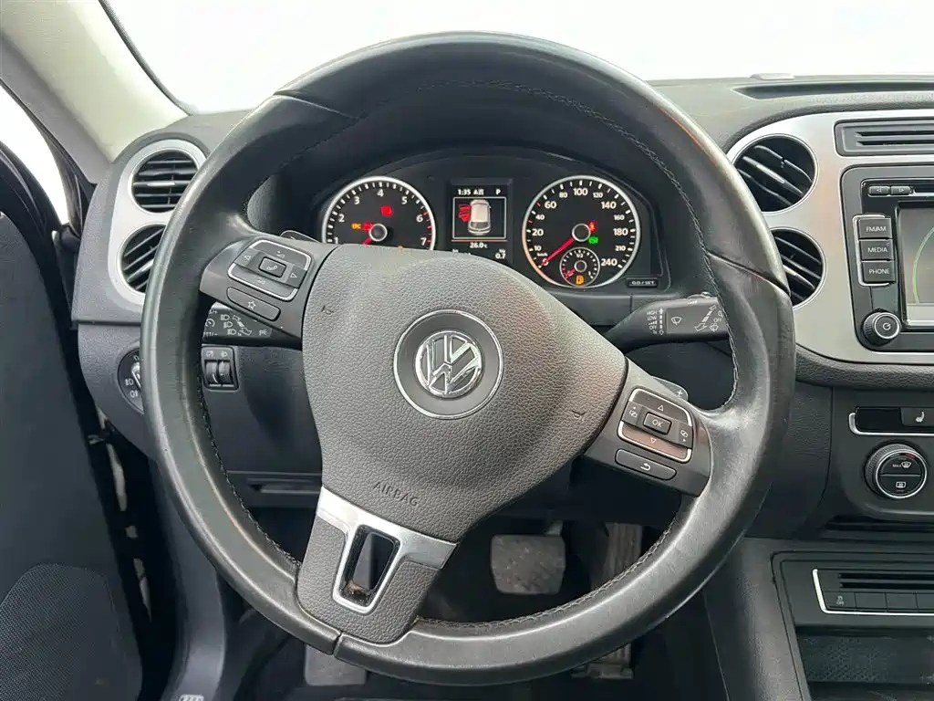 VOLKSWAGEN TIGUAN 2015