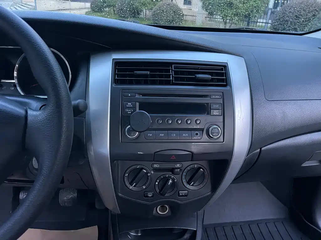 NISSAN LIVINA 2013