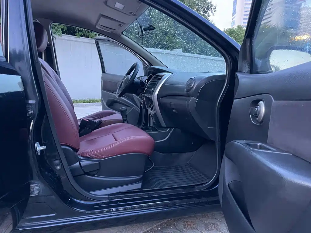 NISSAN LIVINA 2013
