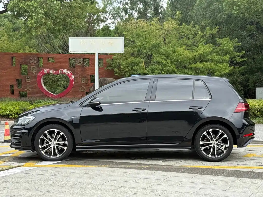 VOLKSWAGEN GOLF 2020