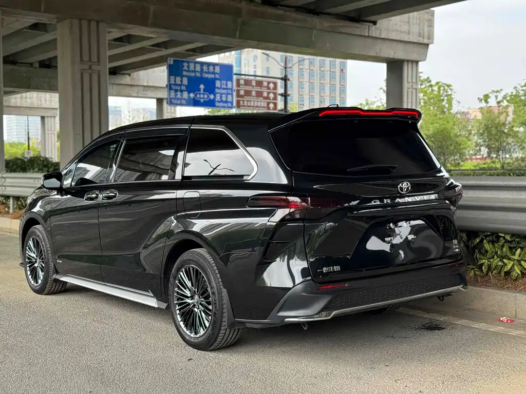 TOYOTA GRANVIA 2024