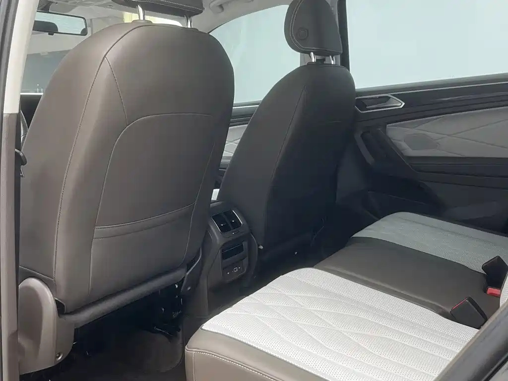 VOLKSWAGEN TIGUAN L 2023