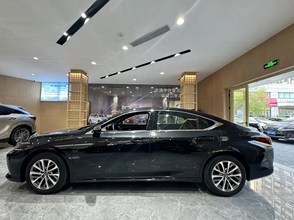 LEXUS ES 2024