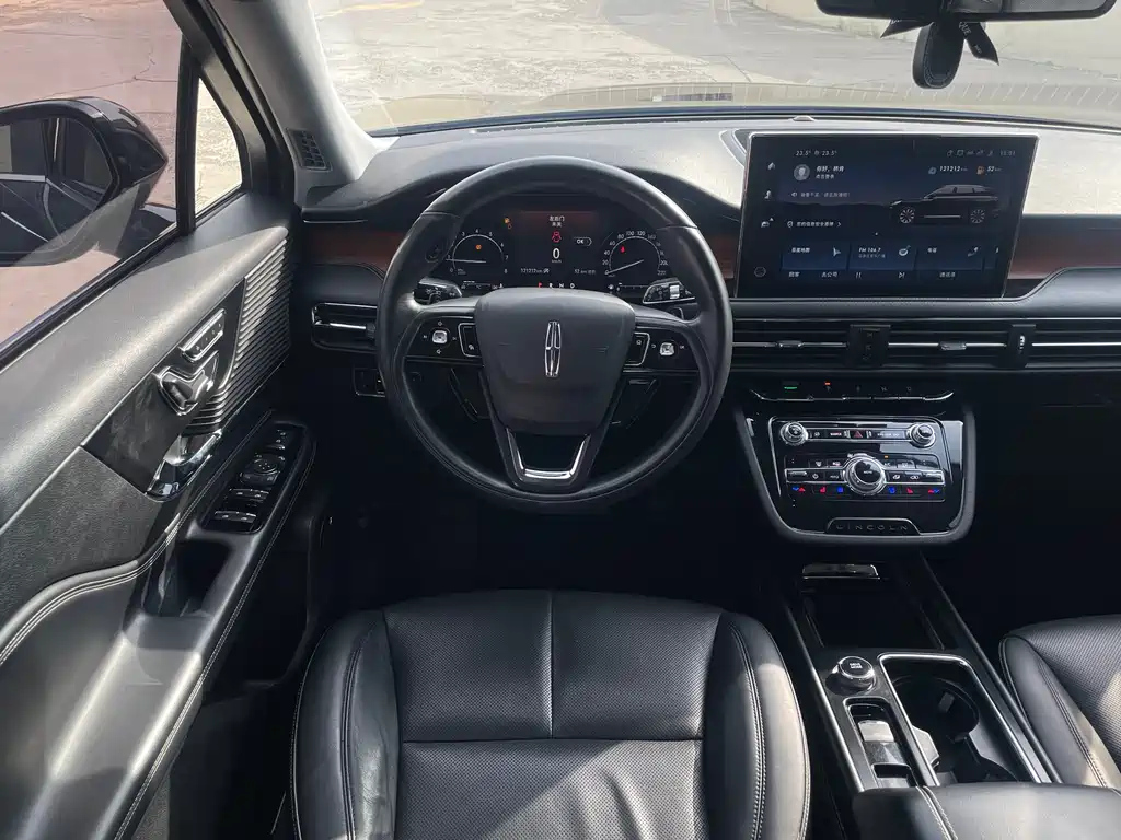 LINCOLN ADVENTURER 2020