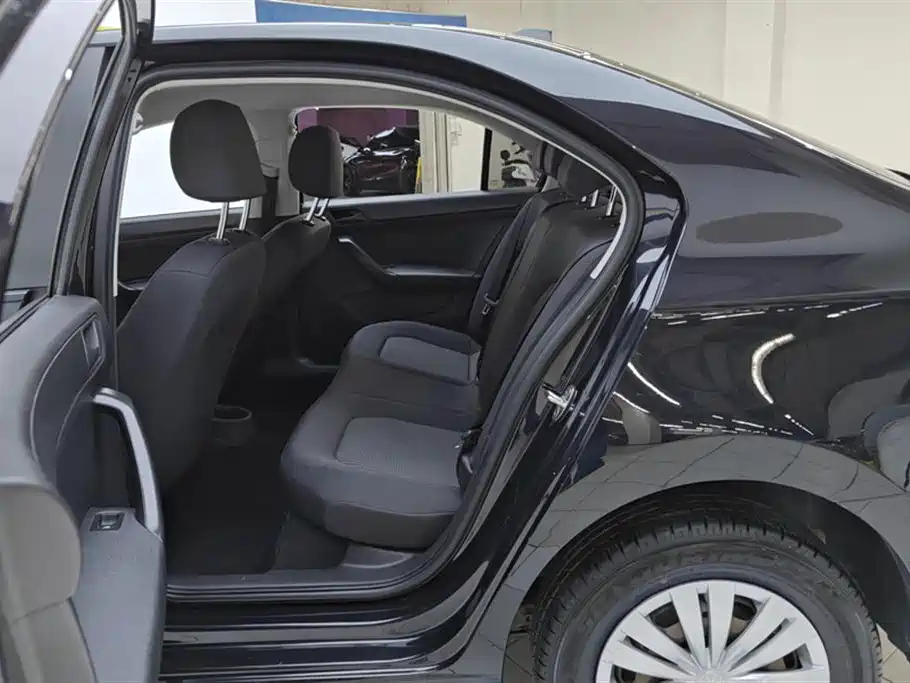 VOLKSWAGEN SANTANA 2017
