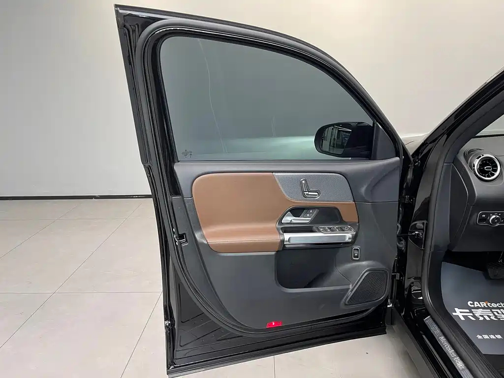 MERCEDES BENZ GLB 2024