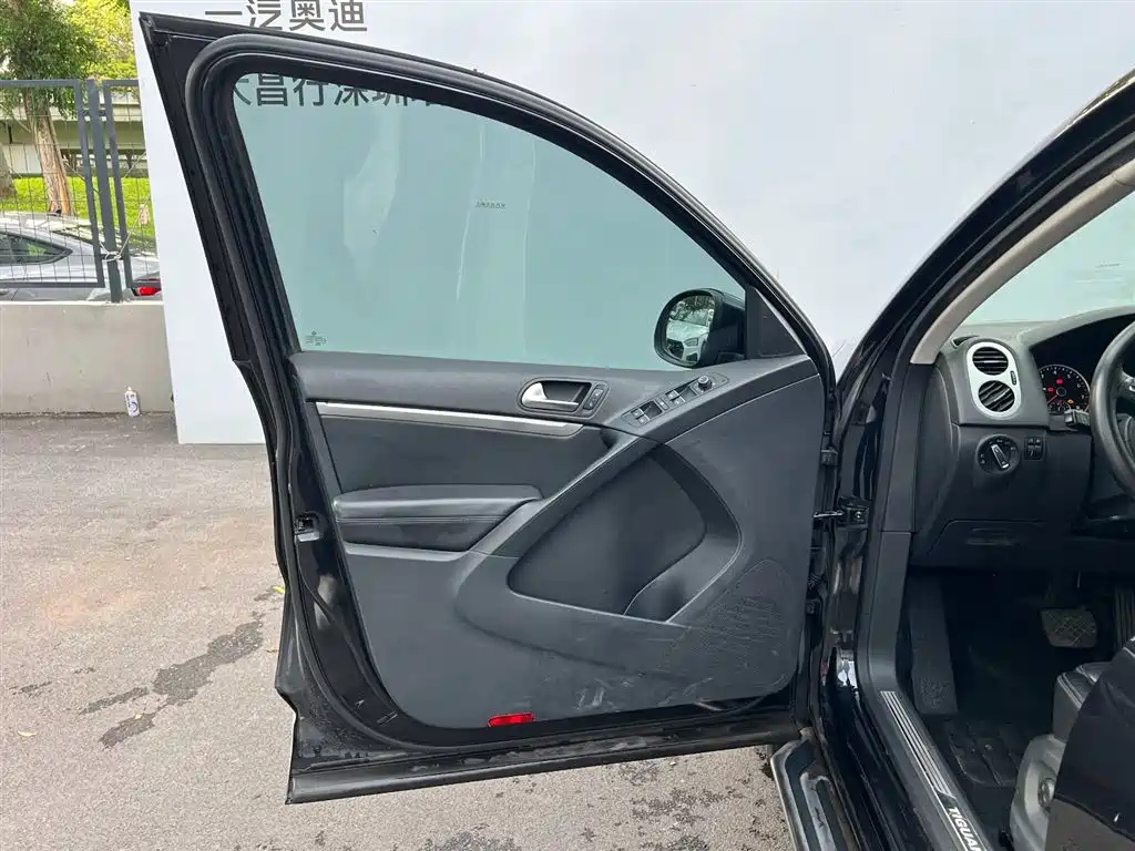 VOLKSWAGEN TIGUAN 2015