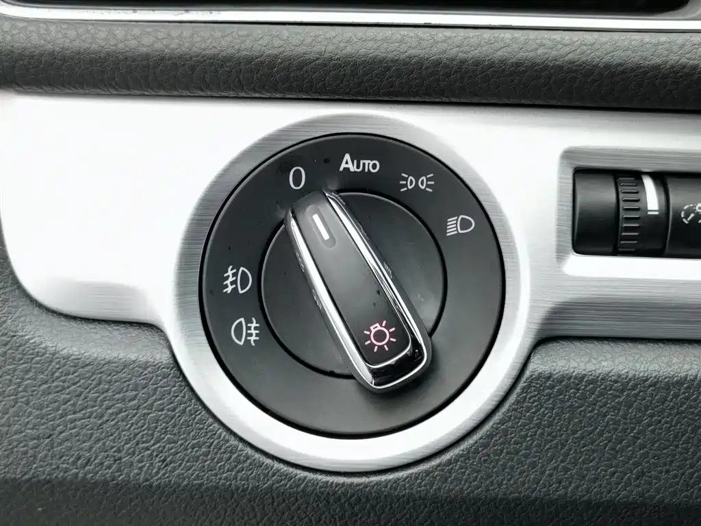 VOLKSWAGEN PASSAT 2014